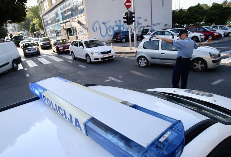 Lopov u Splitu hakirao bankomat da mu izbacuje novac, na ulici ostalo 70.000 kn