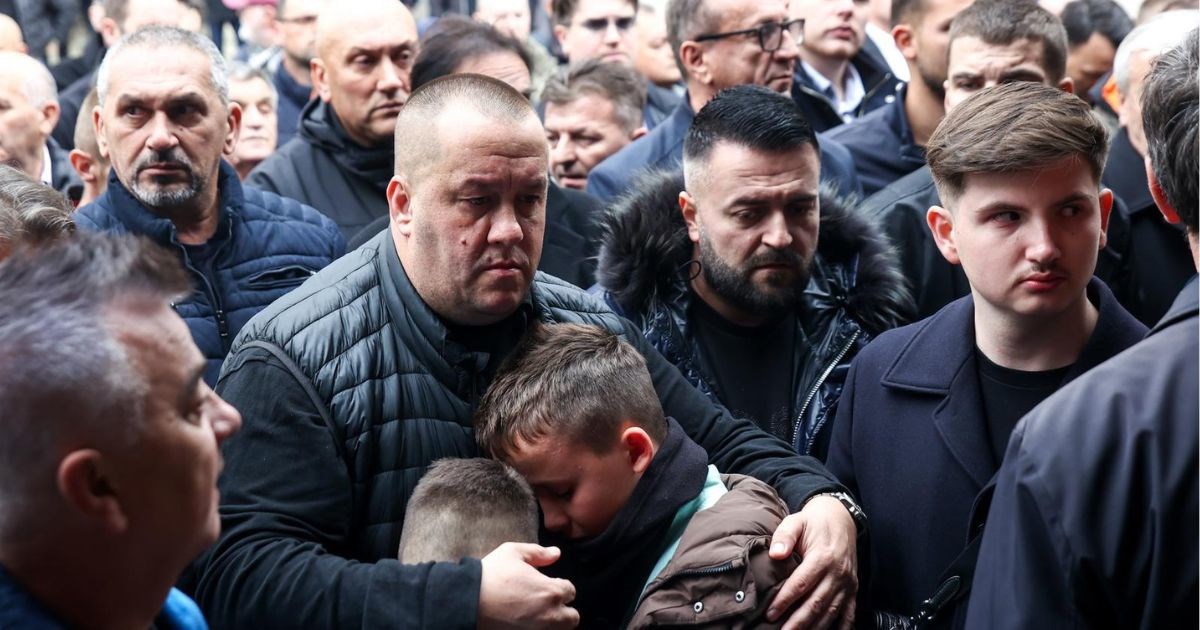 Halidov unuk neutješno plakao na dženazi ispred Begove džamije, otac ga tješio