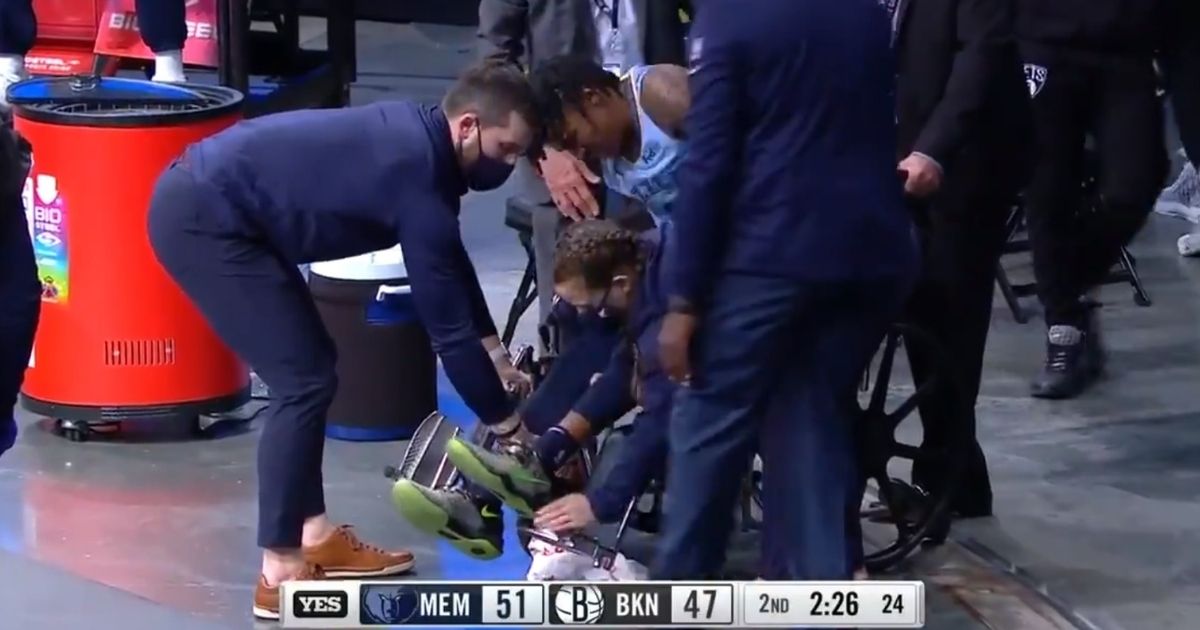 U prvoj utakmici NBA sezone zabio je 44 koša. S treće su ga odvezli u kolicima
