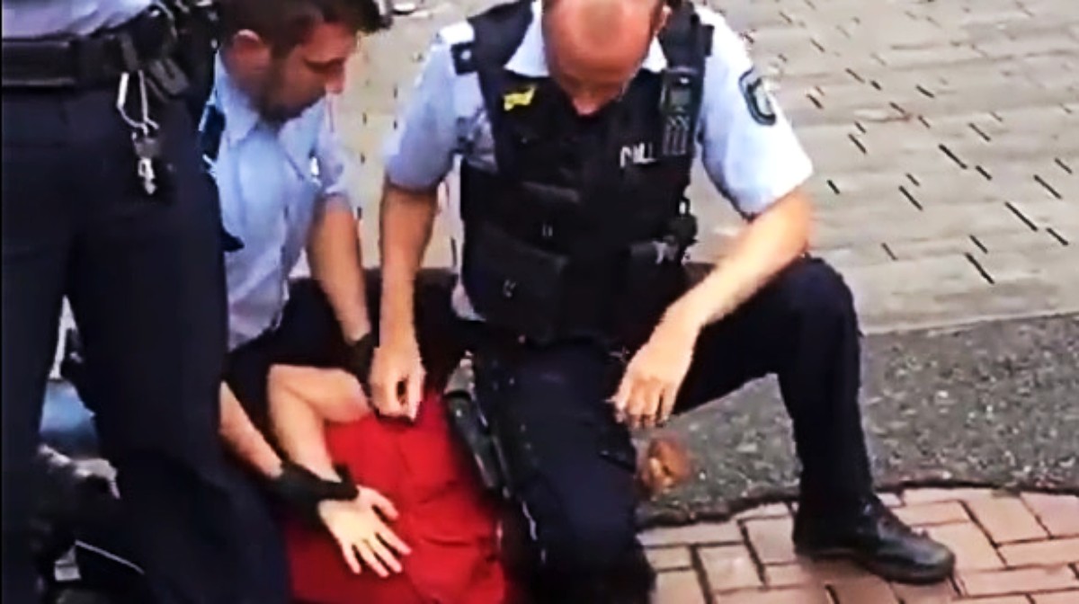 VIDEO Njemački policajac gnječio maloljetniku glavu koljenom, javnost zgrožena