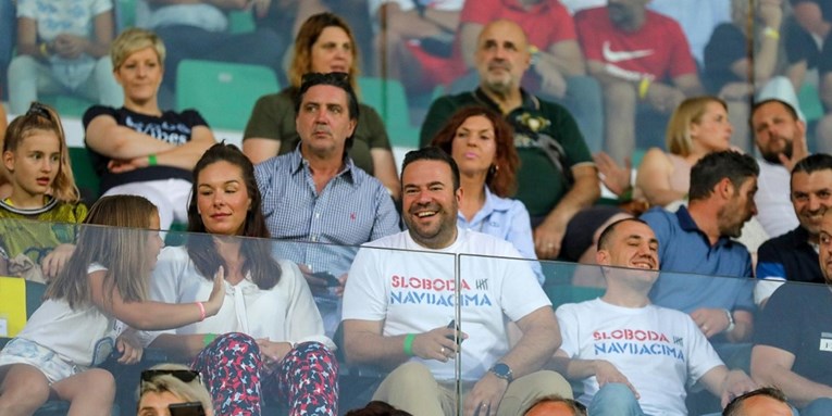 Gradonačelnik Pule susret između Istre i Hajduka gledao u majici "sloboda navijačima"