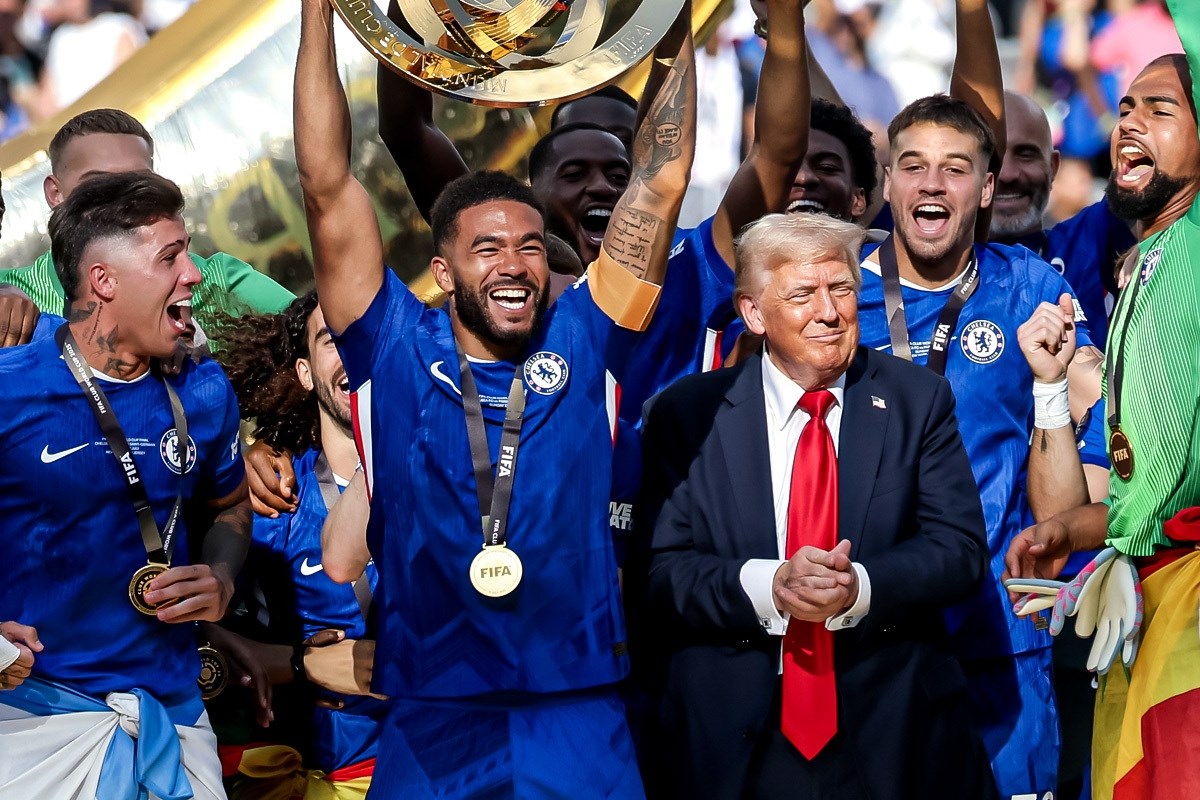 VIDEO Sulude scene s Trumpom. Predao trofej Chelseaju i odbio otići sa slavlja