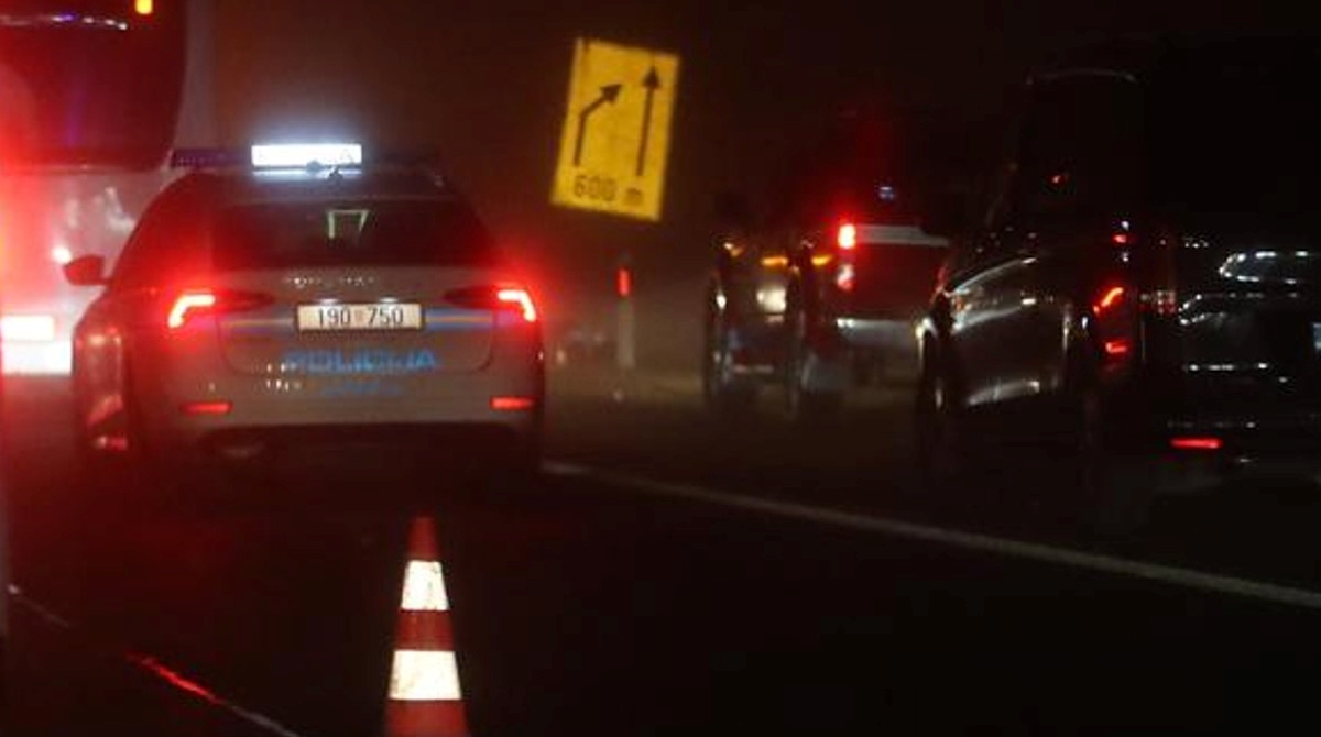 Na cestama kiša, snijeg, vozi se usporeno. Dvije nesreće na autocestama