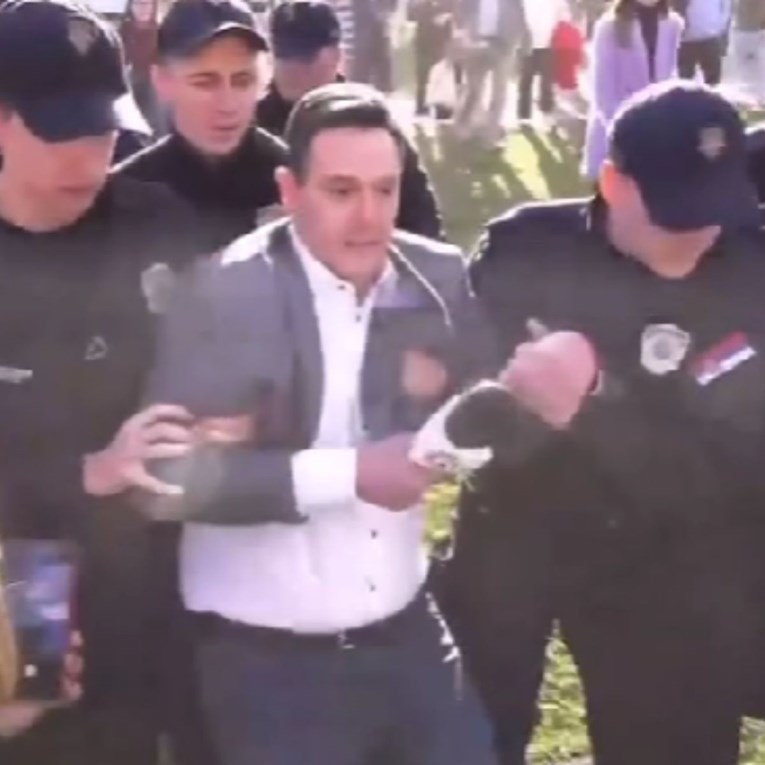 VIDEO Novinar u Srbiji snimao "studente" koji žele prekid blokada. Odvela ga policija