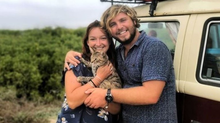Par već godinu dana zarobljen u Meksiku jer ne želi otići bez mačke koju su spasili