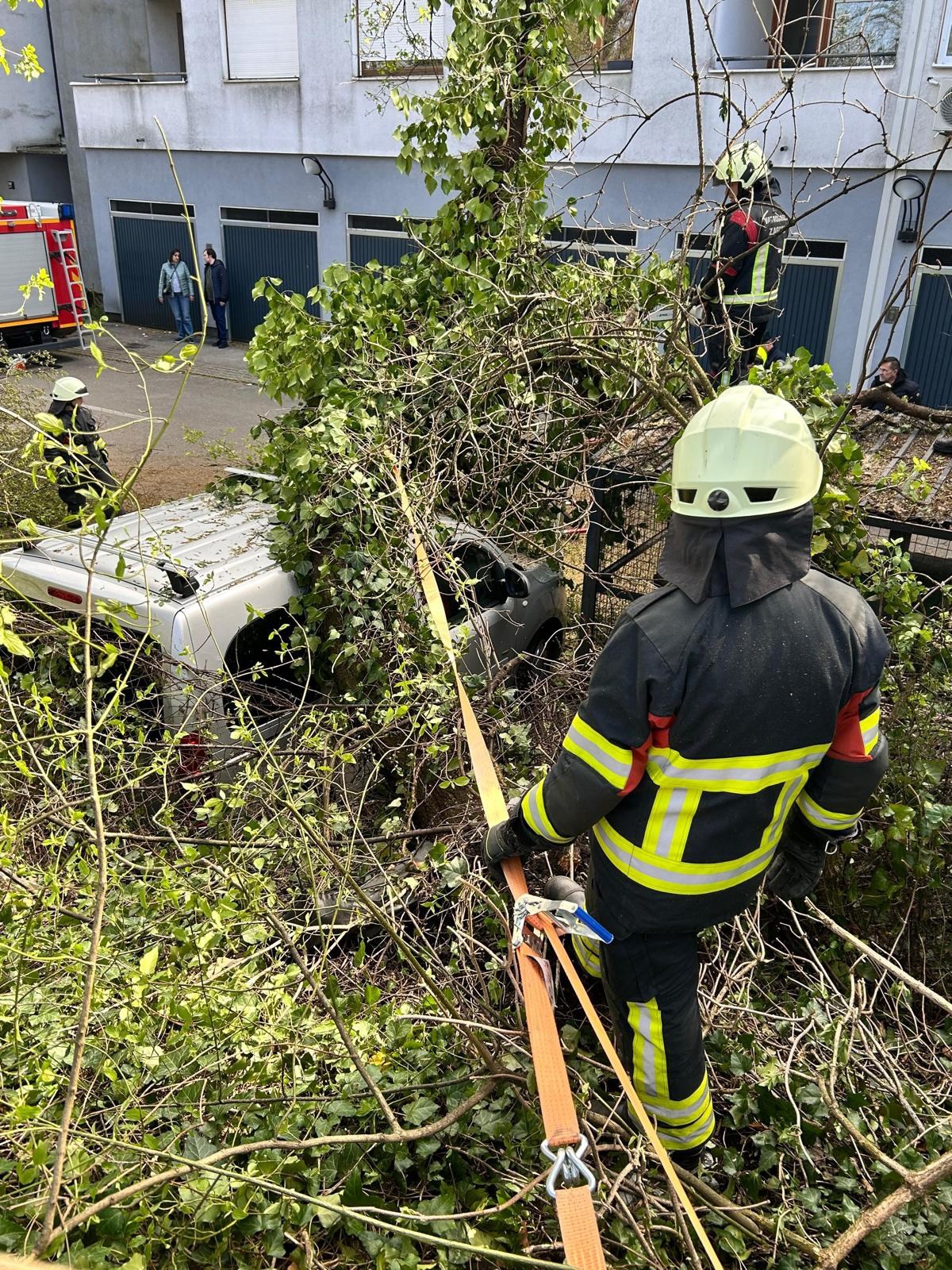 Vatrogasci saniraju posljedice nevremena, iz drugih mjesta još stižu u pomoć Zagrebu
