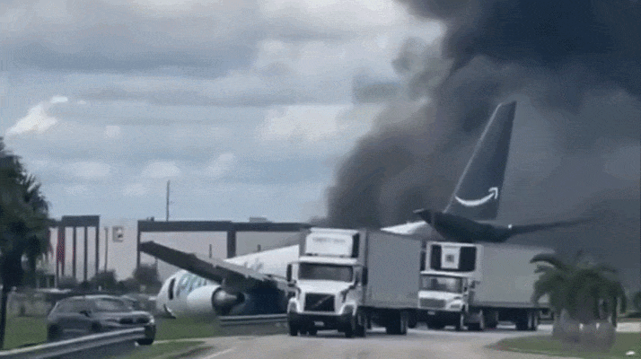 VIDEO Boeing izletio s piste u Miamiju, završio na cesti, zabio se u vozila i zapalio