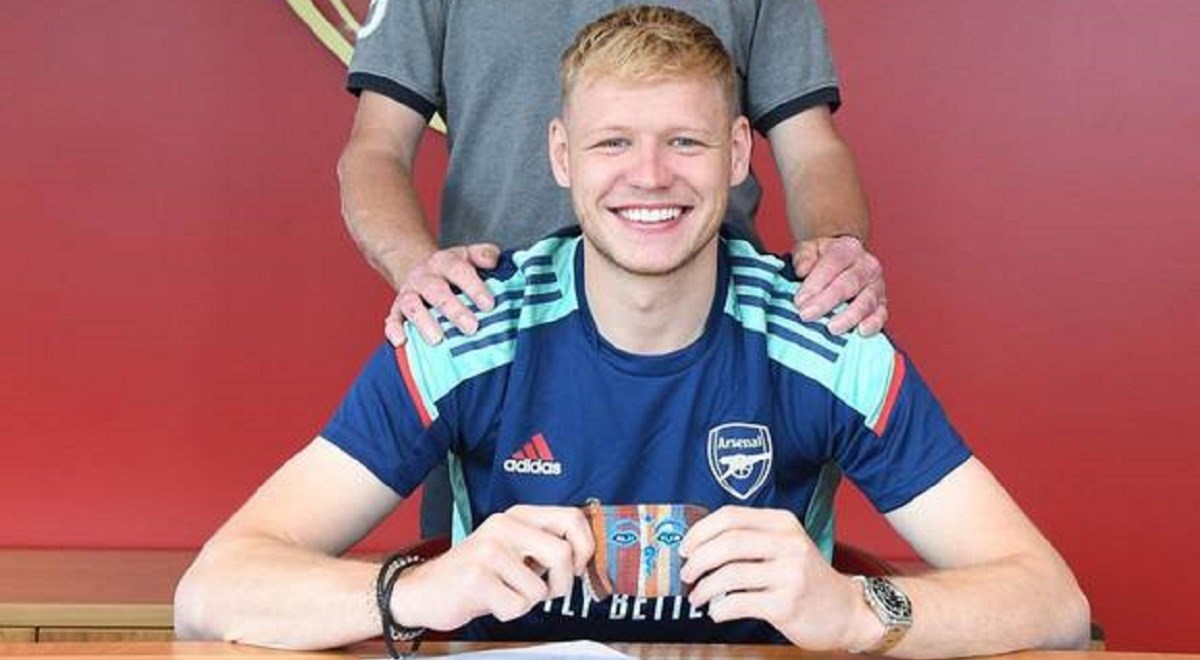 Novi golman Arsenala na potpis ugovora donio pepeo pokojnog djeda i slikao se s njim