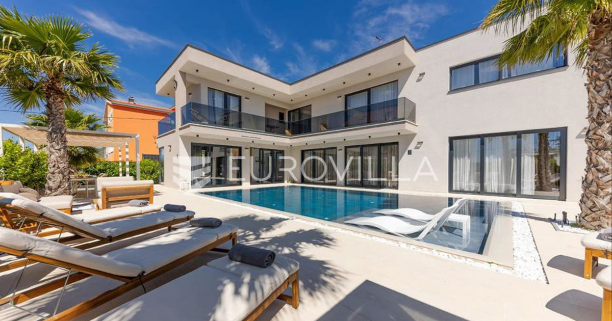 Prodaje se luksuzna vila s bazenom u Kaštel Starom. Cijena je 1,5 mil. eura