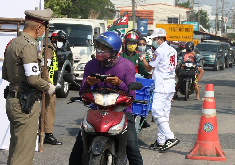 Tajlanđani čekaju u redu kako bi kupili alkohol prije desetodnevne zabrane prodaje