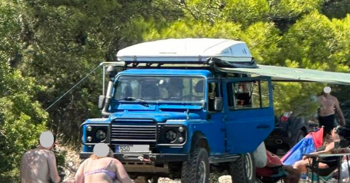 Česi parkirali na plažu u Šibeniku, ljudi se šale: "Možda namjeravaju isploviti..."