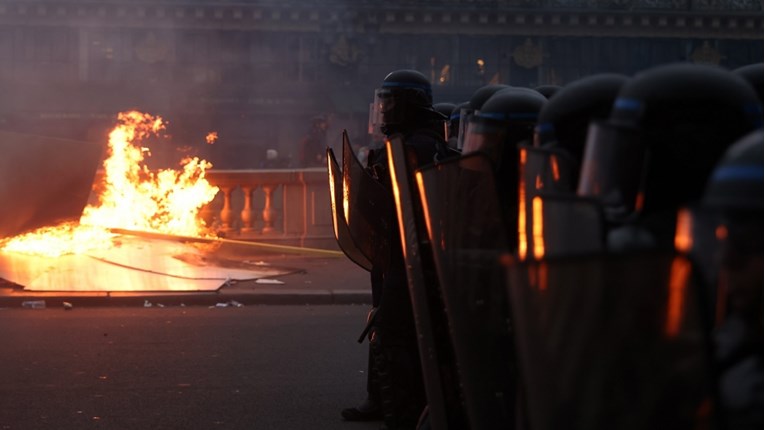 Kaos u Francuskoj, milijuni prosvjeduju zbog Macronove reforme. Ima ozlijeđenih