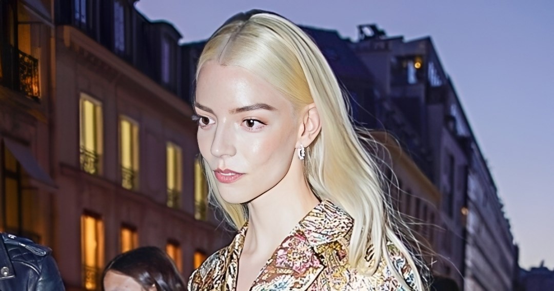 Podvrnute traperice i crne salonke: Anya Taylor-Joy oživjela modni trend 2000-ih