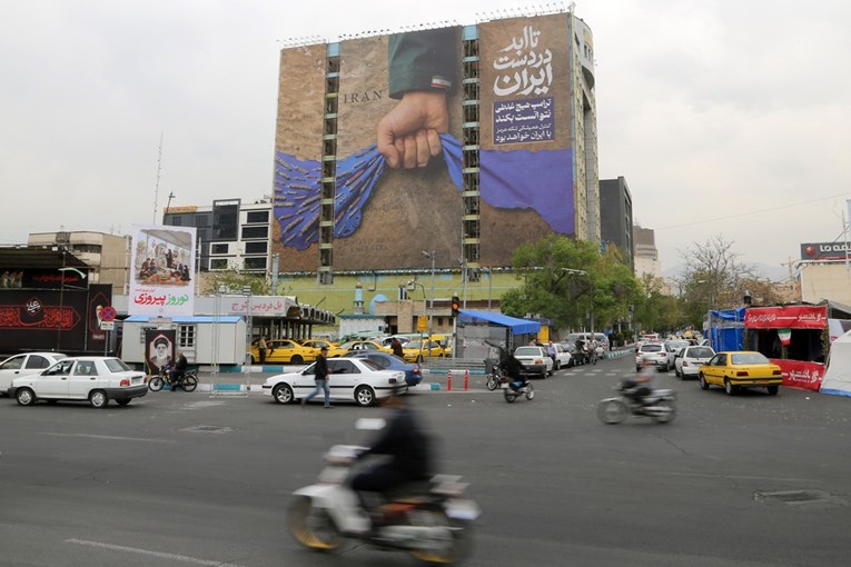 FOTO U Teheranu osvanuo transparent o Hormuzu