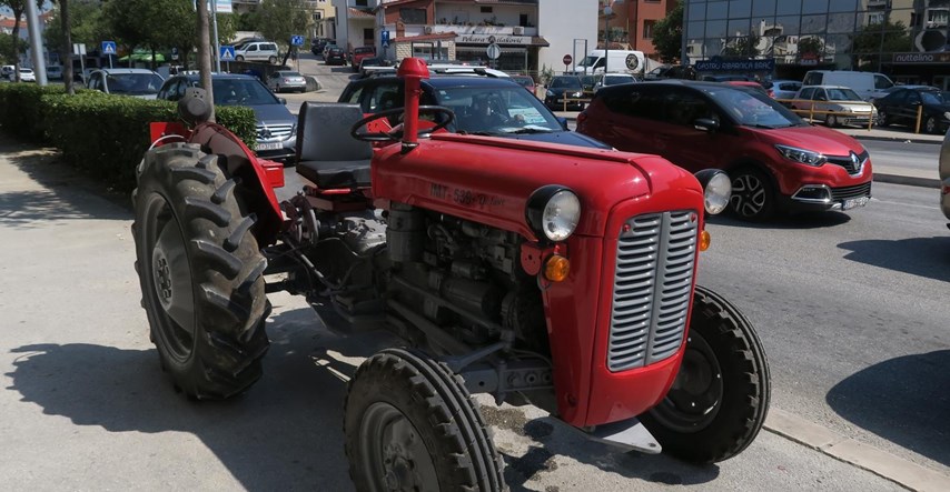 Poruka Srbima? Netko je postavio traktor u Vukovarsku ulicu u Splitu
