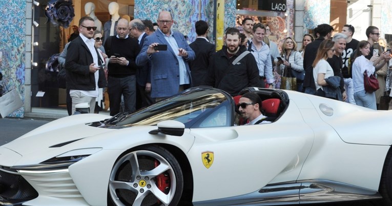 Kaos na ulici: Zlatan Ibrahimović i supruga provozali se Milanom u skupom Ferrariju
