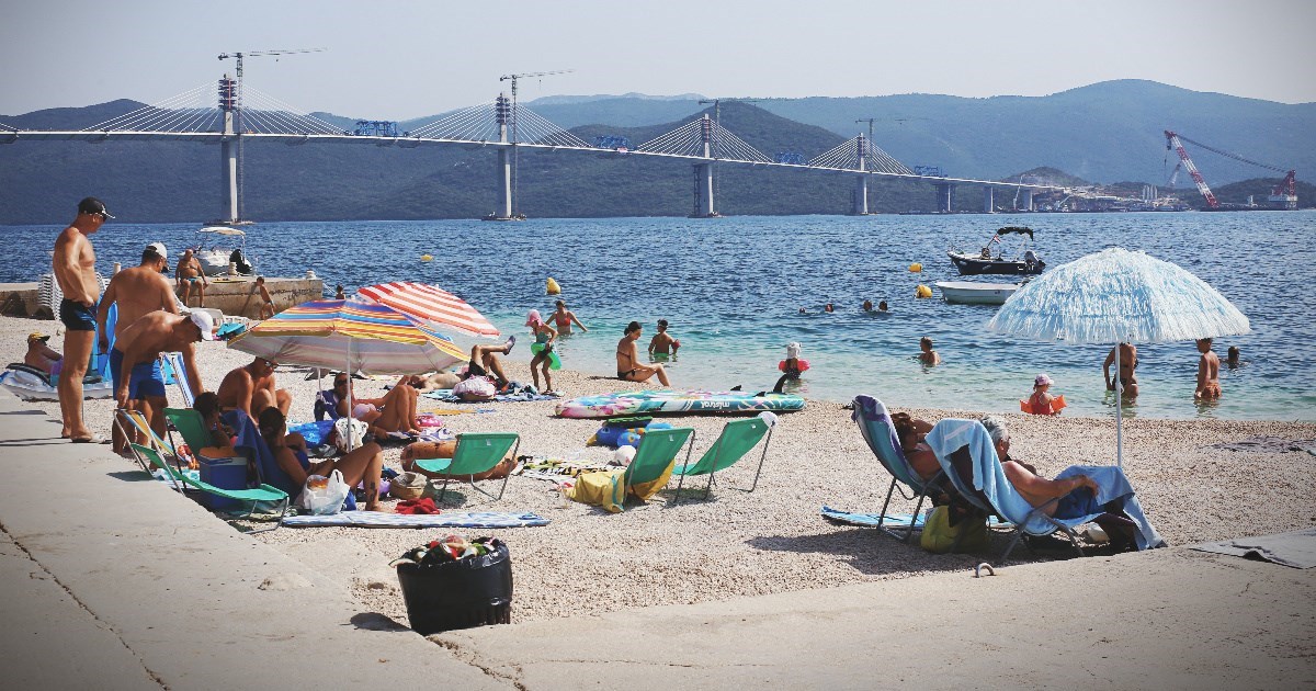 Dan nakon spajanja mosta: Komarna odmara od fešte, a Neum krcat