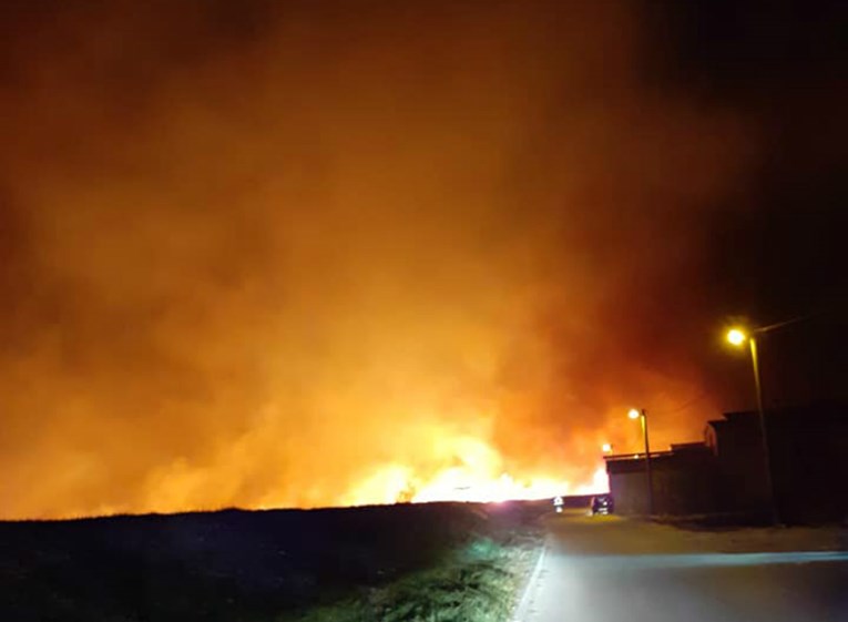 Veliki požar kod Metkovića: "Jako gori, branimo kuće"