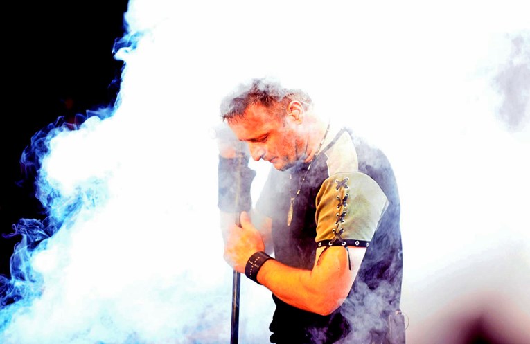 Thompson - božićni dar i lijevima i desnima