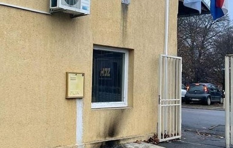 Bjelovarski HDZ-ovci: Na sjedište HDZ-a u gradu bačena je zapaljiva naprava