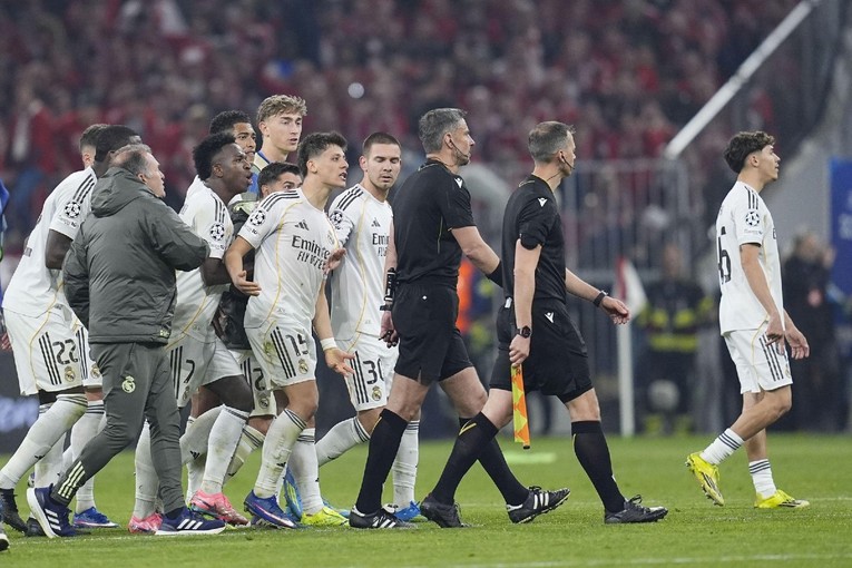 VIDEO Kaos nakon utakmice. Igrači Reala naganjali Vinčića po terenu