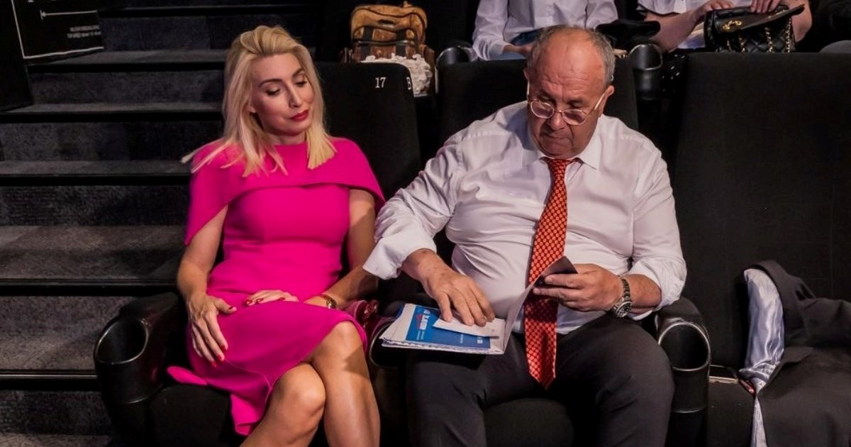 Fani na Kerumovom skupu nosila štikle od 1000 eura