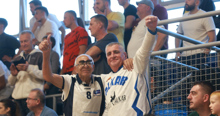 FOTO Dok se broje glasovi, Bulj odjeven u dres gleda pobjedu Alkara nad Splitom