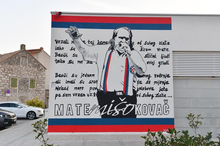 U Tribunju osvanuo mural posvećen Miši Kovaču, naslikan s Hajdukovim šalom