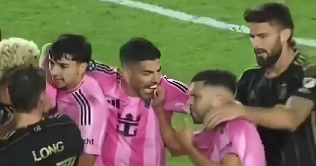 VIDEO Igrači krenuli u tučnjavu, Suarez ih smirivao pa ugrizao suigrača za prste