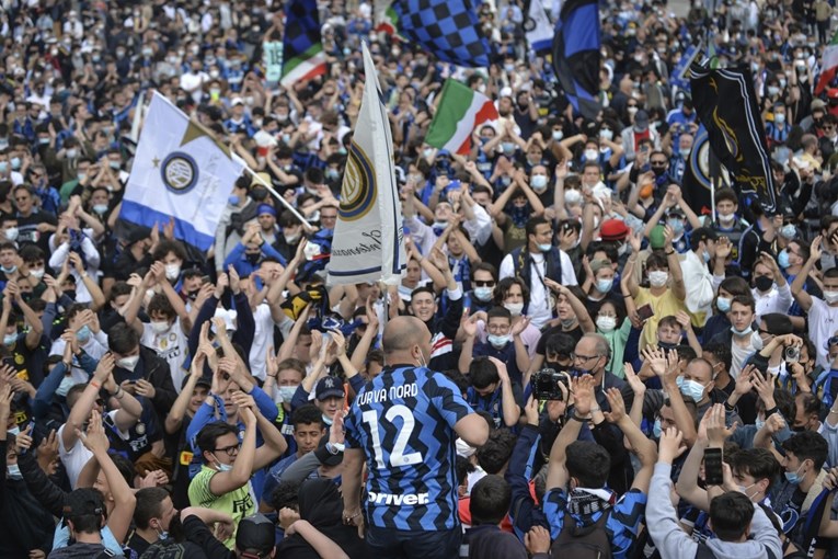 Pogledajte ludnicu u Milanu, navijači Intera izašli na ulice