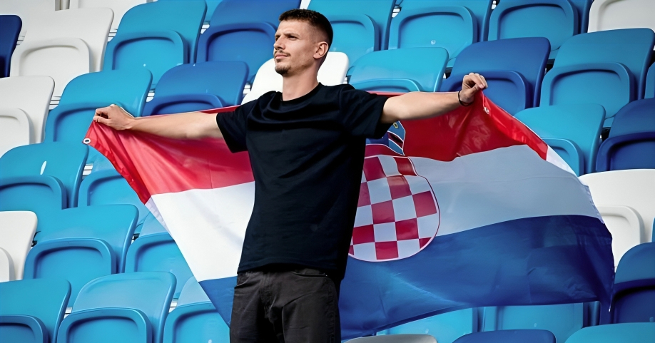 Igrao u Dinamu i Hajduku i bio kapetan Gorice. Sad je otišao u poljski klub
