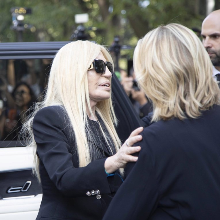 Donatella Versace na oproštaju od Armanija iznenadila drastičnom promjenom izgleda