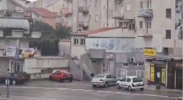 Nevrijeme u Splitu, voda na cesti stvara probleme u prometu