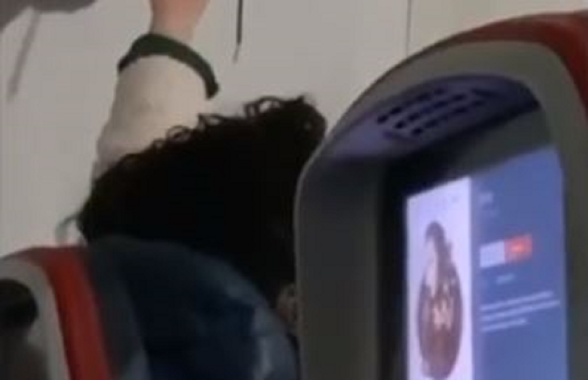 Zgroženi putnici nisu mogli vjerovati što tip radi u avionu tijekom leta