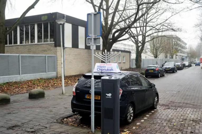 Napad eksplozivom na židovsku školu u Nizozemskoj. Dan ranije zapaljena sinagoga