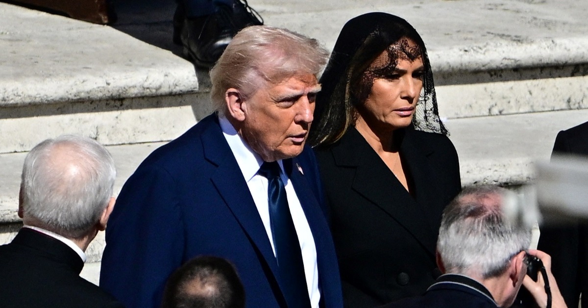 Donald i Melania Trump odali počast papi Franji, ona nosi crni čipkasti veo