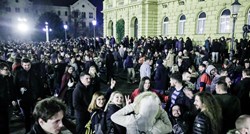 VIDEO Hrpa mladih i sinoć tulumarila u Zagrebu: Kod HNK igrali šah i svirali