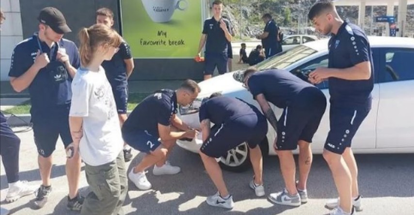 Majci dvoje djece pukla guma na Dalmatini, zaustavili se nogometaši i pomogli im