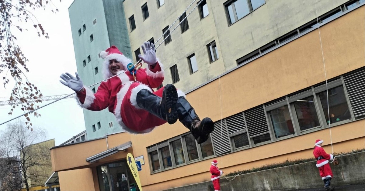 Djedovi Božićnjaci spustili se s krova bolnice u Mariboru da razvesele djecu