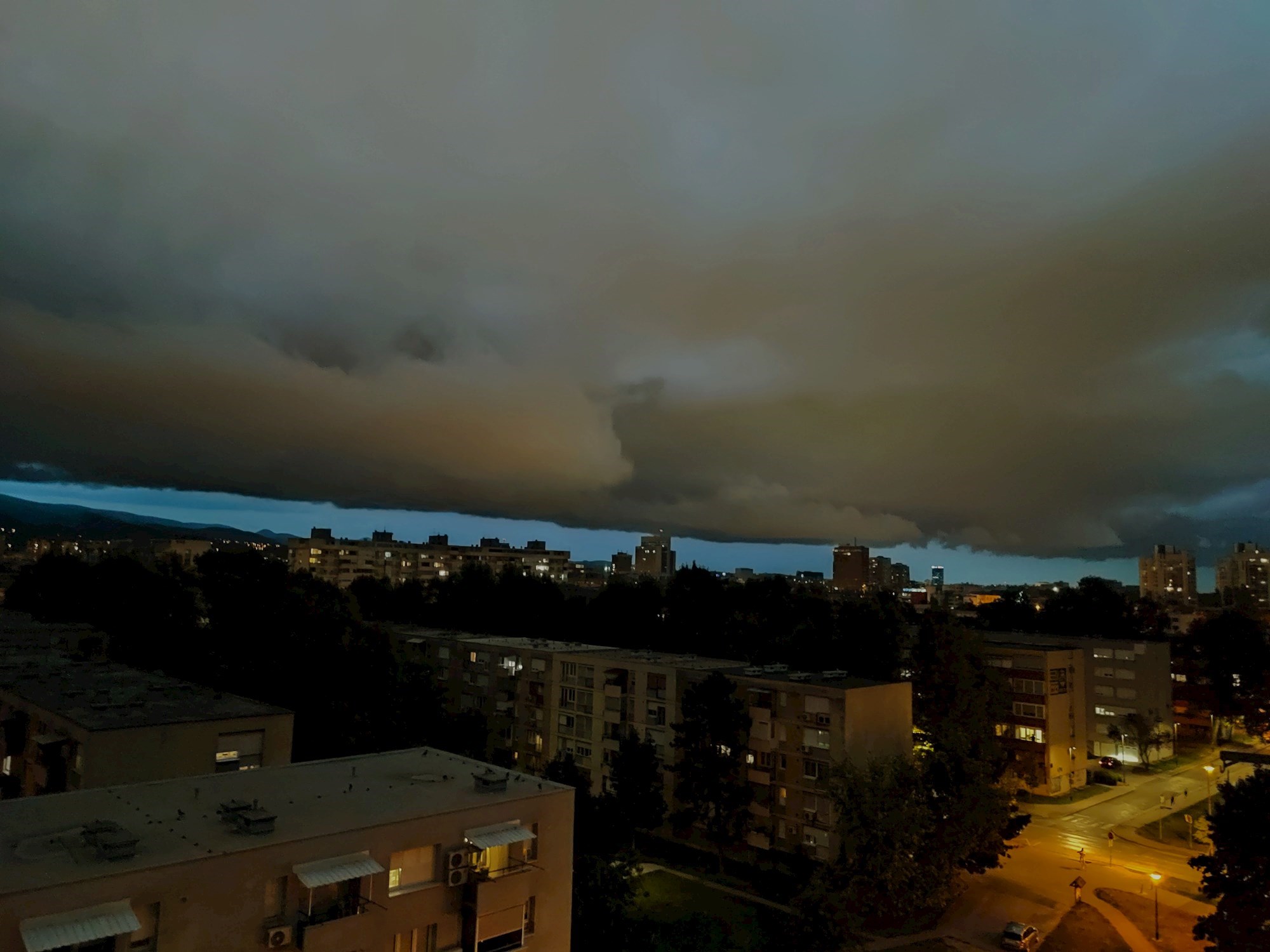 Do Zagreba stiglo zahlađenje, oblaci su izgledali nestvarno