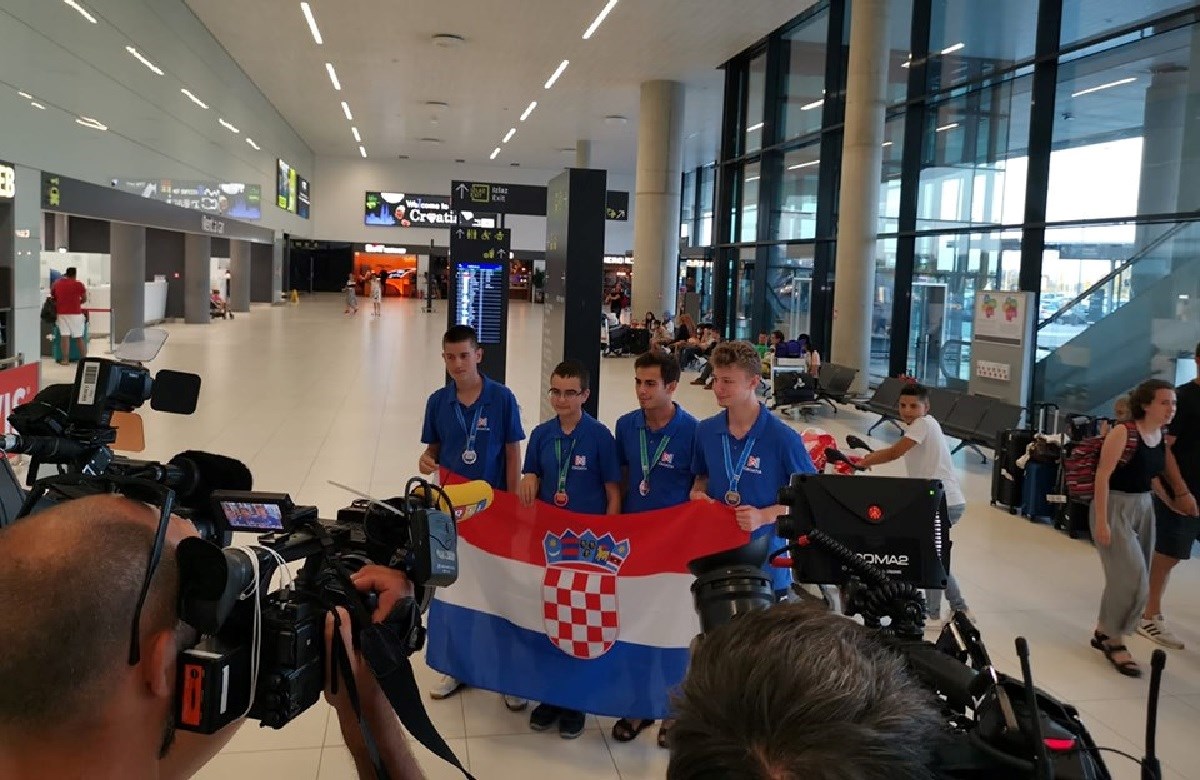 Zagrebački gimnazijalci se s medaljama vratili kući s Informatičke olimpijade