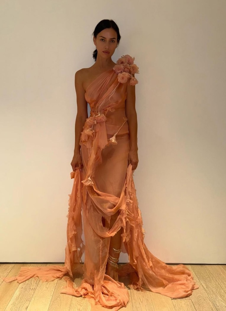 Irina Shayk oduševila u prozirnoj haljini s ružama