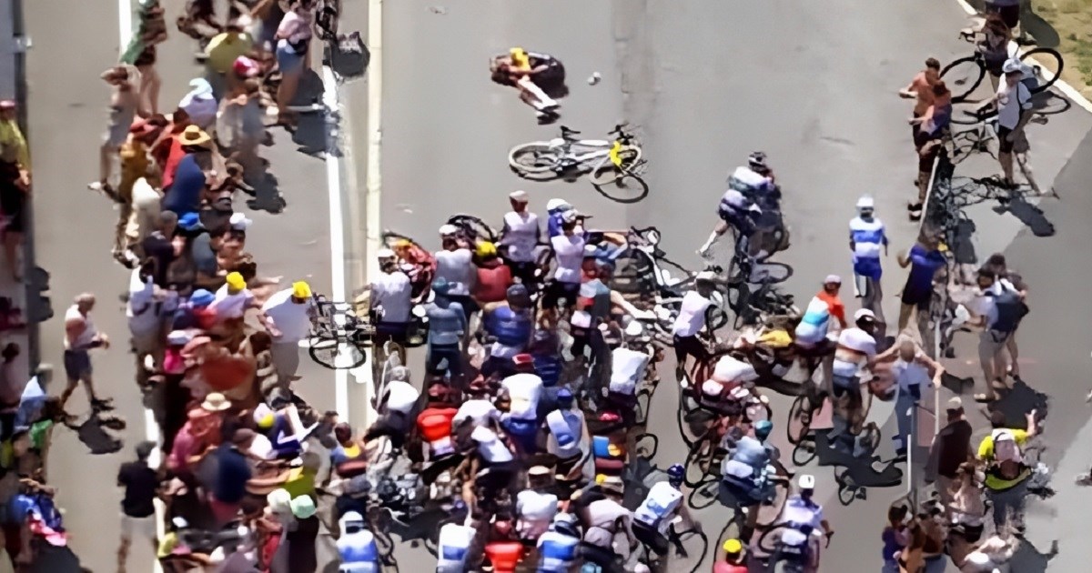 Pogledajte težak pad biciklista na Tour de Franceu, za sve je kriv selfie