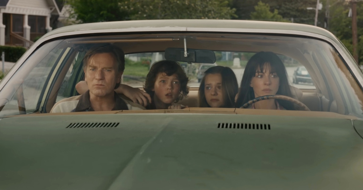 Anne Hathaway i Ewan McGregor bježe od dinosaura u najavi za novi SF triler