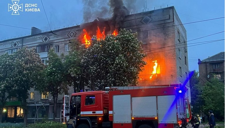 Rusi dronovima napali Kijev, pogodili stambene zgrade i trgovine. Najmanje 2 mrtvih