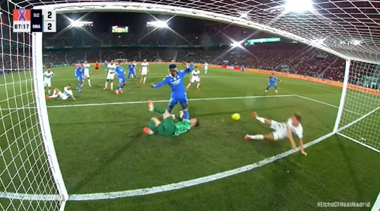 VIDEO Navijači Barcelone ogorčeni: "Kako je Realu priznat ovaj gol?"