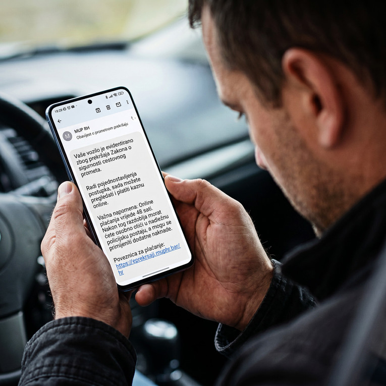 Građanima stižu SMS-ovi o kaznama. Policija: To je prevara, budite oprezni