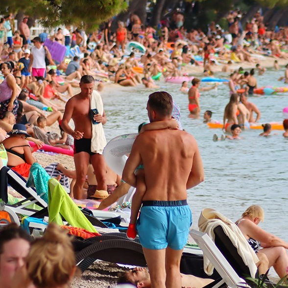 Na Makarskoj rivijeri odmor nastavlja 53.000 gostiju, traži se krevet više