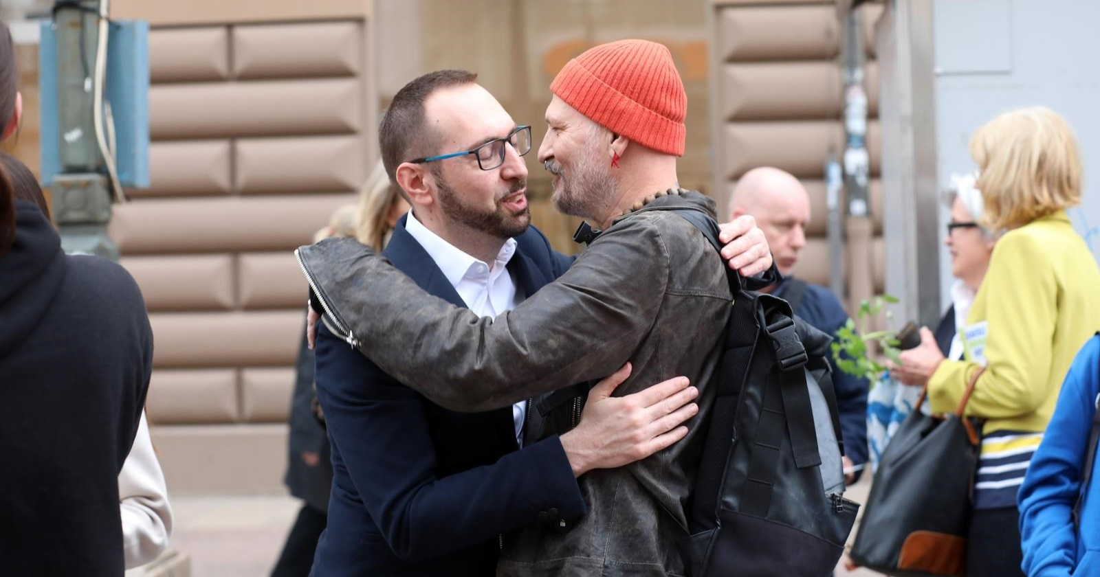 Damir Urban podržao Možemo u Rijeci i zagrlio Tomaševića