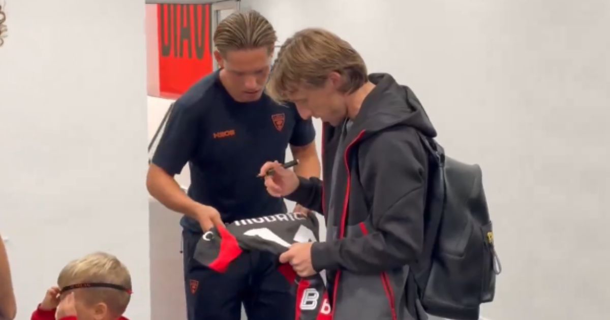 VIDEO Modrić potpisao dres protivničkom igraču Niki Kovaču (20)